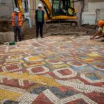 Une mosaïque romaine intacte refait surface sous un parking en chantier à Nîmes