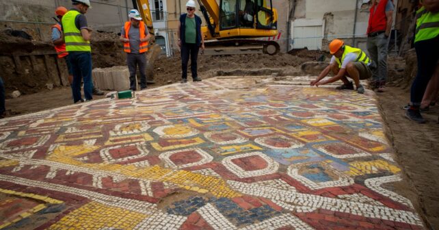 Une mosaïque romaine intacte refait surface sous un parking en chantier à Nîmes