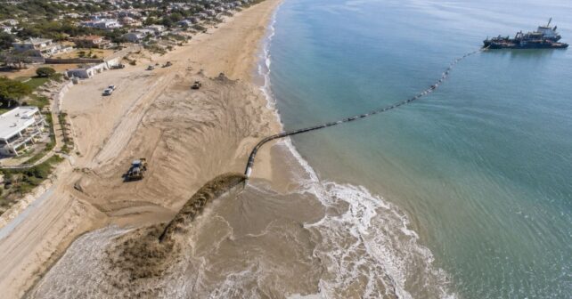 Portugal ha movido 2,2 millones de toneladas de arena para salvar las playas del Algarve, y advierten que la próxima tormenta puede borrarlo todo