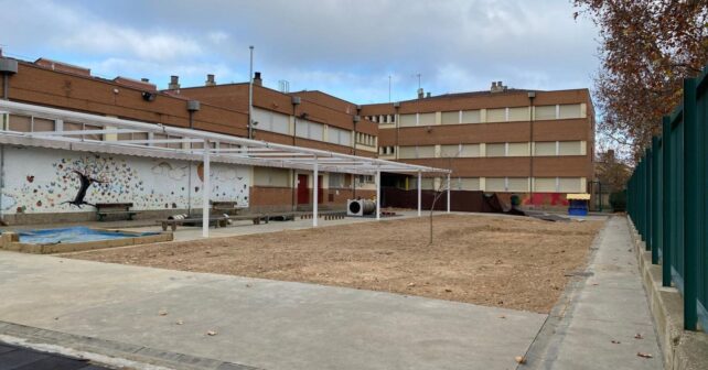 Patio escolar renaturalizado en un colegio público de Zaragoza con nuevas zonas verdes y árboles para reducir el calor