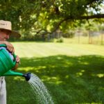 Tondre son gazon en pleine chaleur serait la pire erreur : ce que font les jardiniers avisés à la place
