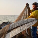 Un pêcheur remonte dans ses filets lʼos dʼune baleine préhistorique vieux de plusieurs millions dʼannées