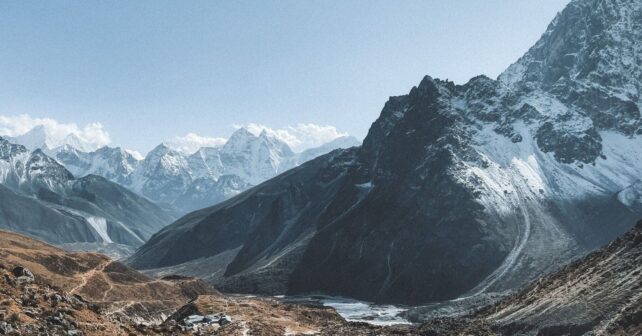 Catástrofe glaciar en Nepal: la avalancha que arrasó 20 kilómetros en minutos amenaza con una segunda riada
