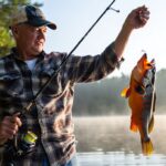 Il pêche au même endroit depuis vingt ans quand un poisson jamais vu dans la région mord à lʼhameçon