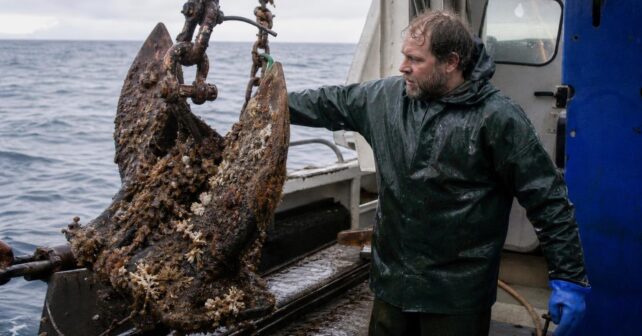 Un chalutier remonte une ancre couverte dʼune espèce que les scientifiques croyaient disparue