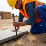 Un ouvrier entend gratter sous une dalle de béton : ce quʼil libère après deux heures dʼefforts