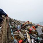 Un pêcheur remonte un filet bien trop lourd : ce quʼil trouve à lʼintérieur le pousse à appeler les secours