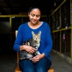 Une femme adopte le chat que personne ne voulait depuis sept ans : ce quʼil fait le premier soir la bouleverse