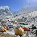 Le camp de base de l'Everest libère tellement de chaleur avec le carburant et l'urine qu'il aurait l'énergie nécessaire pour faire fondre près de 2 500 tonnes de glace en une seule saison.