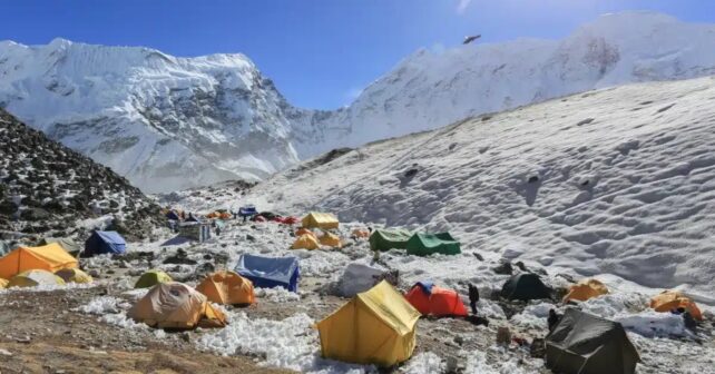 Tiendas y residuos del campamento base del Everest sobre el glaciar Khumbu