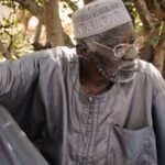 Yacouba Sawadogo est retourné dans son village du Burkina Faso alors que d'autres fuyaient la sécheresse, a creusé des trous remplis de compost qui attirait les termites et a transformé une parcelle de terre aride en une forêt de 40 hectares avec plus de 60 espèces d'arbres.