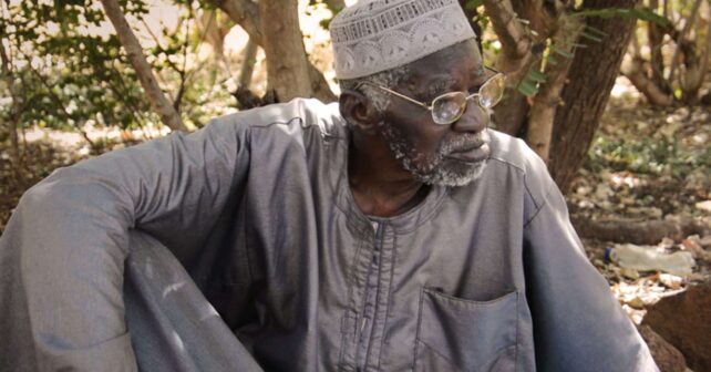El agricultor burkinés Yacouba Sawadogo sentado junto a los árboles de su bosque