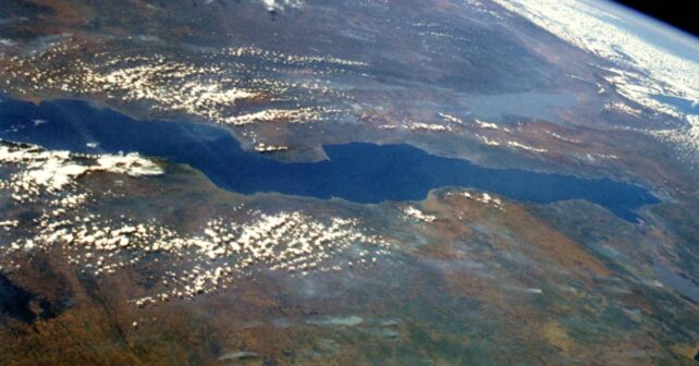 El lago Tanganica visto desde el transbordador espacial como una larga franja azul entre tierras rojizas de África oriental