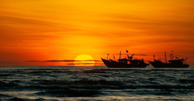 Buque de pesca de arrastre en el mar para ilustrar la denuncia de Oceana