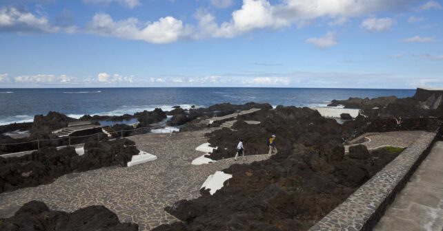 Ley del Litoral de Canarias: piscinas naturales entre la roca volcánica de Garachico, en Tenerife