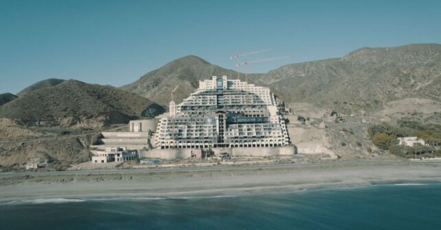 Hotel de El Algarrobico junto a la playa de Carboneras, en Almería, pendiente de los trámites para su demolición