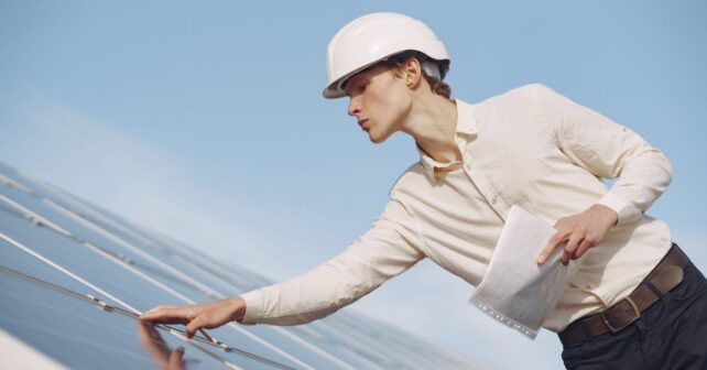 Personal técnico en una instalación energética para ilustrar los empleos verdes en Euskadi