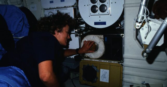 Shannon Lucid manipula el experimento de maíz en el espacio a bordo del Atlantis en 1989