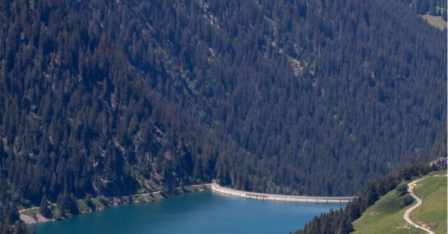 Vista de un embalse que ilustra la reserva hídrica en España, situada al 57,8 % de su capacidad