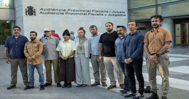 Activistas de Greenpeace absueltos por la acción contra un buque gasero en Sagunto