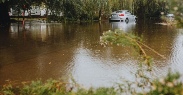 Zona urbana afectada por una crecida que evidencia la necesidad de prevención de inundaciones