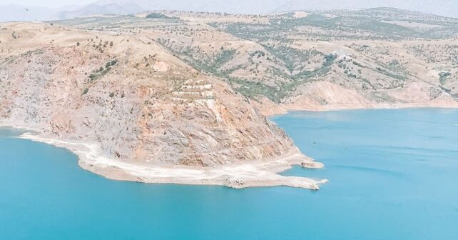 Embalse con agua almacenada que ilustra la reserva hídrica en España