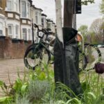 Westminster a demandé à une enseignante à la retraite de 89 ans de retirer son jardin du trottoir